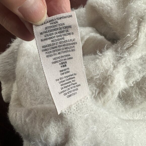 FREE PEOPLE Creamy White Eyelash Soft Cropped V Neck Sweater Size Small - Picture 9 of 10